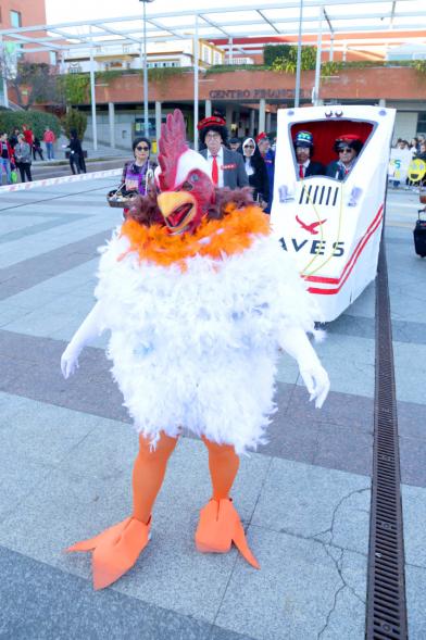 Desfile de Carnaval 2019 - Imagen de personas que participan en el desfile disfrazada de gallina.