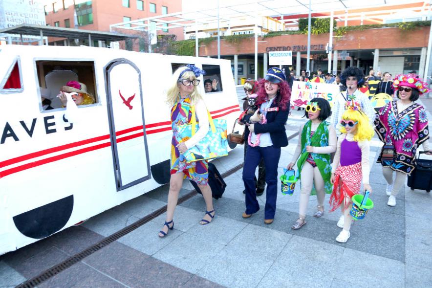 Desfile de Carnaval 2019 - Imagen de un momento del desfile donde estamos viendo al grupo del COLECTIVO LA LUNA disfrazados de turistas que van en tren.
