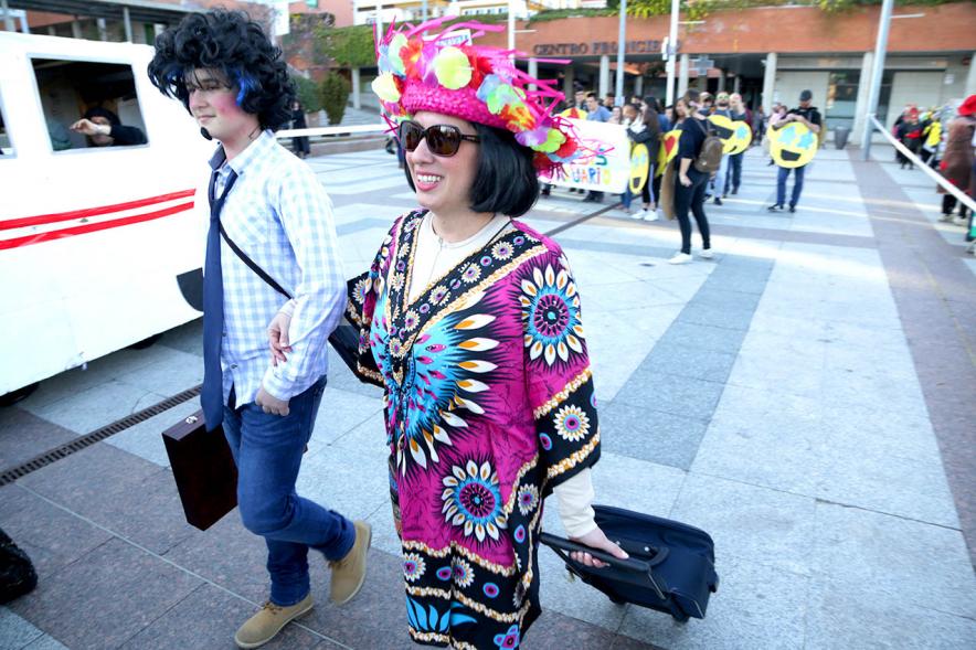 Desfile de Carnaval 2019 - Imagen de un momento del desfile donde estamos viendo al grupo del COLECTIVO LA LUNA disfrazados de turistas que van en tren.