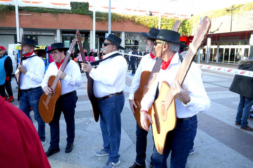Desfile de Carnaval 2019 - Imagen de personas que participan en el desfile disfrazados de guitarristas de flamenco.