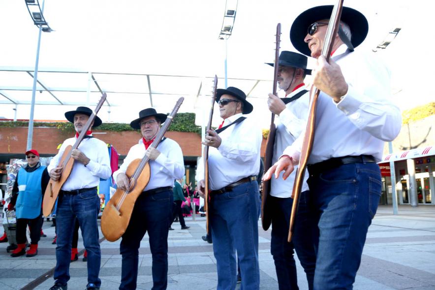 Desfile de Carnaval 2019 - Imagen de personas que participan en el desfile disfrazados de guitarristas de flamenco.