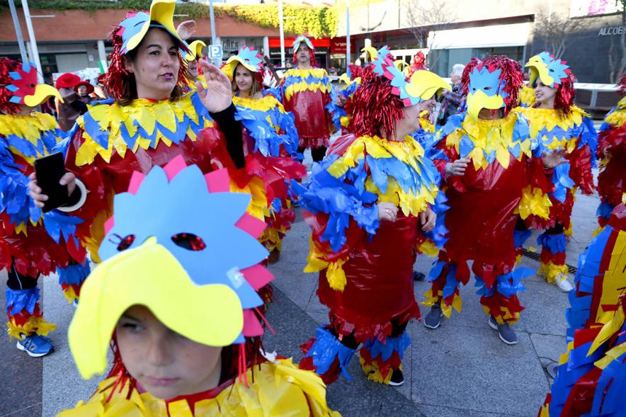 Desfile de Carnaval 2019 -  Imagen de uno de los grupos participantes en el desfile de carnaval disfrazados de pájaros.