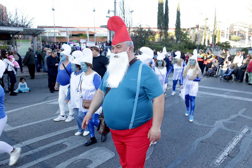 Desfile de Carnaval 2019 - Imagen de personas que participan en el desfile disfrazados de pitufos.
