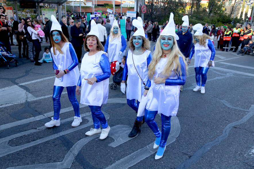 Desfile de Carnaval 2019 - Imagen de personas que participan en el desfile disfrazados de pitufos.