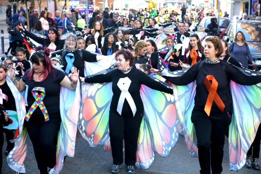Desfile de Carnaval 2019 - Imagen de un momento del desfile donde estamos viendo un grupo de personas que va disfrazado de mariposas.