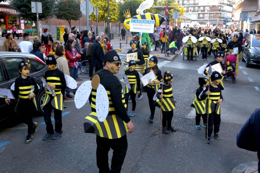 Desfile de Carnaval 2019 - Imagen de un momento del desfile donde estamos viendo al grupo del AMPA CEIP EMILIO CASADO disfrazados de avispas.
