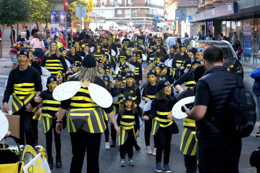Desfile de Carnaval 2019 - Imagen de un momento del desfile donde estamos viendo al grupo del AMPA CEIP EMILIO CASADO disfrazados de avispas.