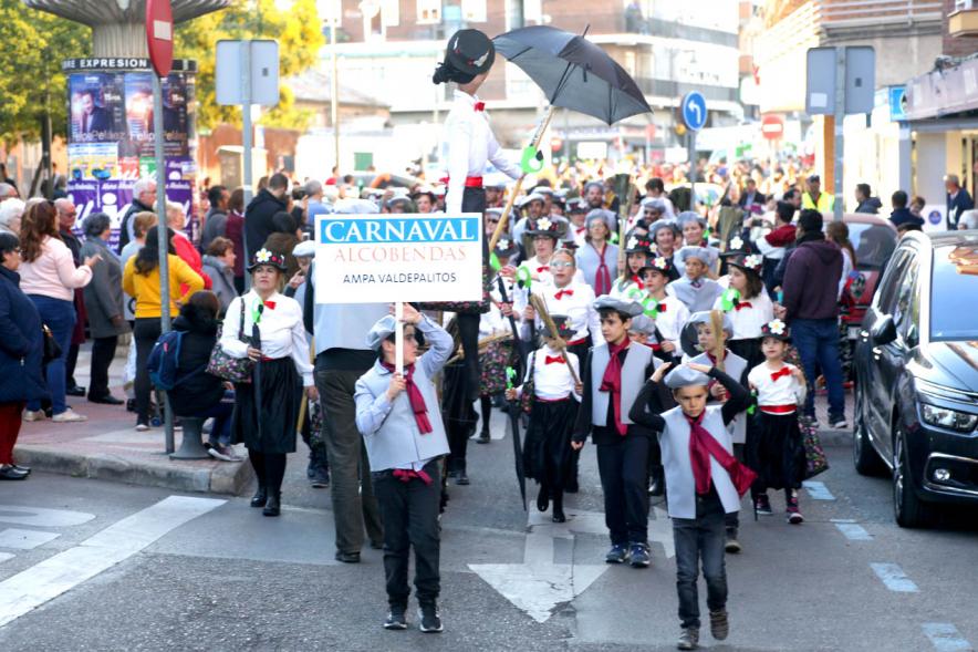 Desfile de Carnaval 2019 - Imagen de un momento del desfile donde estamos viendo al grupo del AMPA CEIP VALDEPALITOS disfrazados de deshollinadores.