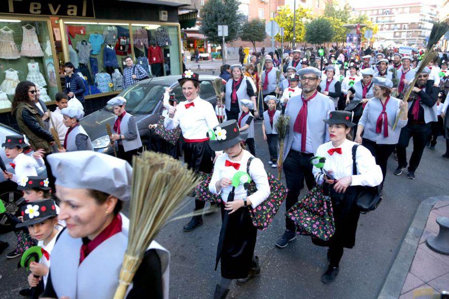 Desfile de Carnaval 2019 - Imagen de un momento del desfile donde estamos viendo al grupo del AMPA CEIP VALDEPALITOS disfrazados de deshollinadores.