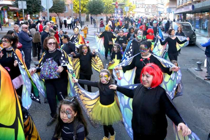 Desfile de Carnaval 2019 - Imagen de un momento del desfile donde estamos viendo al grupo del AMPA CEIP CASTILLA disfrazados de mariposas.
