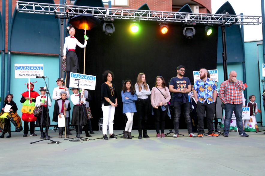Desfile de Carnaval 2019 - Imagen de personas en el escenario.