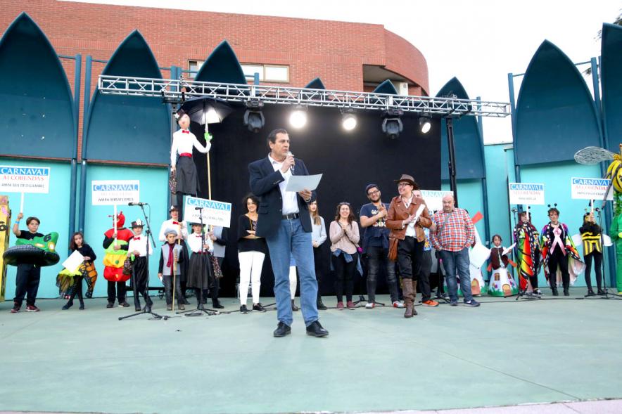 Desfile de Carnaval 2019 - Imagen del concejal de cultura, Fernando Martínez dirigiéndose al público asistente al desfile.