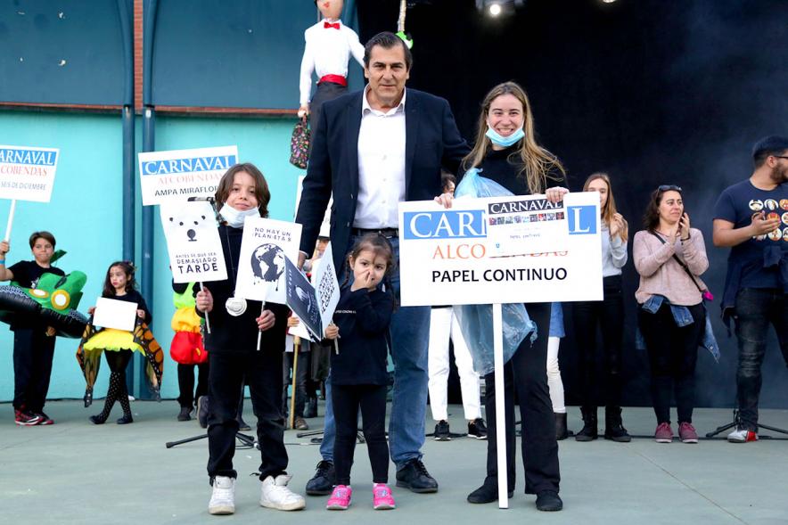 Desfile de Carnaval 2019 - Imagen del concejal de cultura, Fernando Martínez entregando uno de los premios al COLECTIVO PAPEL CONTINUO.