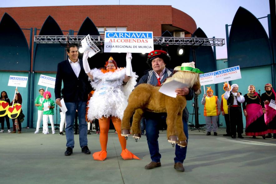 Desfile de Carnaval 2019 - Imagen del concejal de cultura, Fernando Martínez entregando uno de los premios a la  CASA REGIONAL DE MURCIA.