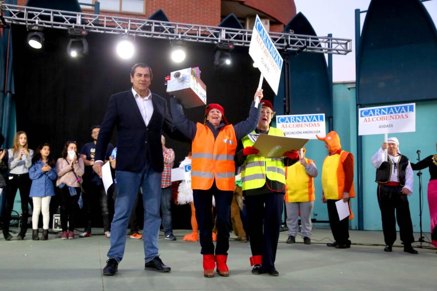 Desfile de Carnaval 2019 - Imagen del concejal de cultura, Fernando Martínez entregando uno de los premios al CLUB 65.