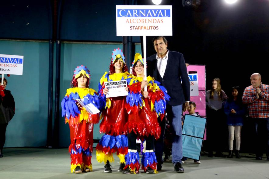 Desfile de Carnaval 2019 - Imagen del concejal de cultura, Fernando Martinez entregando uno de los premios a AMPA CEIP VALDEPALITOS disfrazados de pájaros.
