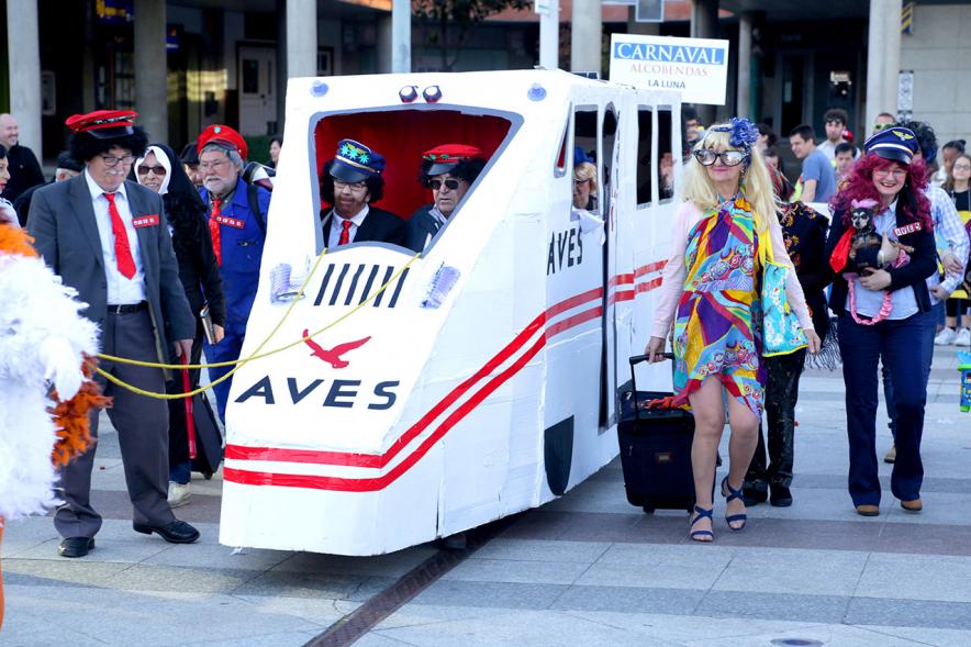 Desfile de Carnaval 2019 - Imagen de un momento del desfile donde estamos viendo al grupo del COLECTIVO LA LUNA disfrazados de turistas que van en tren.