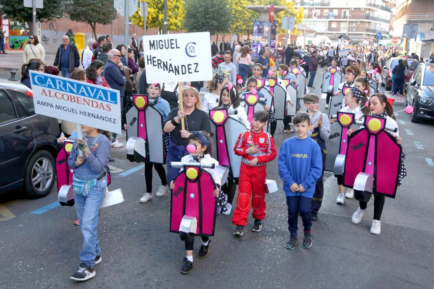 Desfile de Carnaval 2019 - Imagen del concejal de cultura, Fernando Martínez entregando uno de los premios al AMPA CEIP MIGUEL HERNANDEZ de chicas montadas en una vespa y los chicos de mecánicos.
