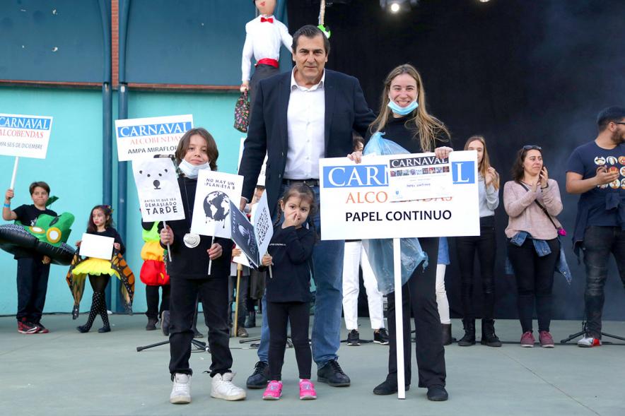 Desfile de Carnaval 2019 - Imagen del concejal de cultura, Fernando Martínez entregando uno de los premios al COLECTIVO PAPEL CONTINUO.