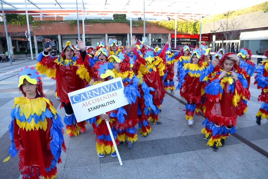 Desfile de Carnaval 2019 - Imagen del concejal de cultura, Fernando Martinez entregando uno de los premios al AMPA CEIP VALDEPALITOS disfrazados de pájaros.
