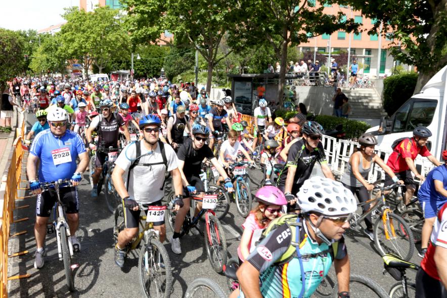 Día de la Bicicleta - Numerosos corredores.