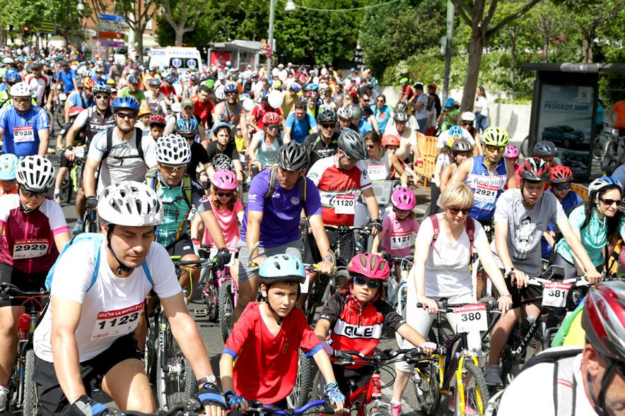 Día de la Bicicleta - Numerosos corredores.