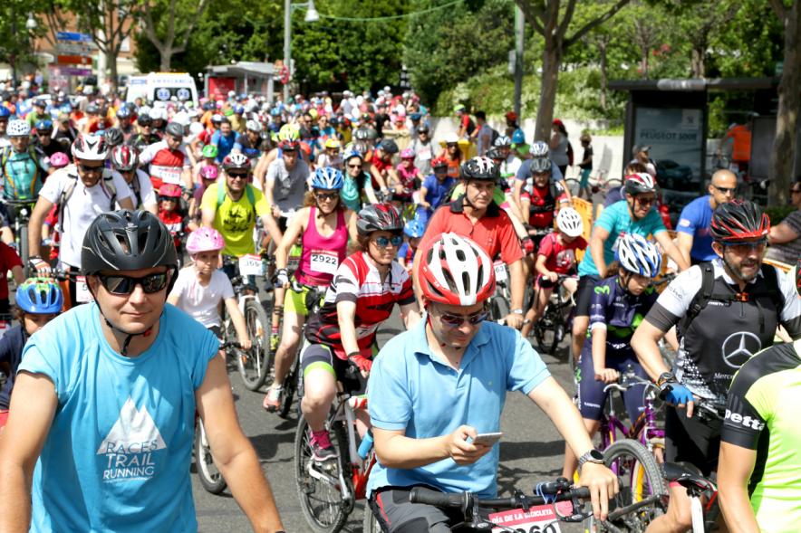 Día de la Bicicleta - Numerosos corredores.