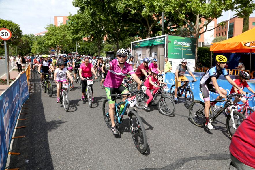 Día de la Bicicleta - Los corredores saludando.