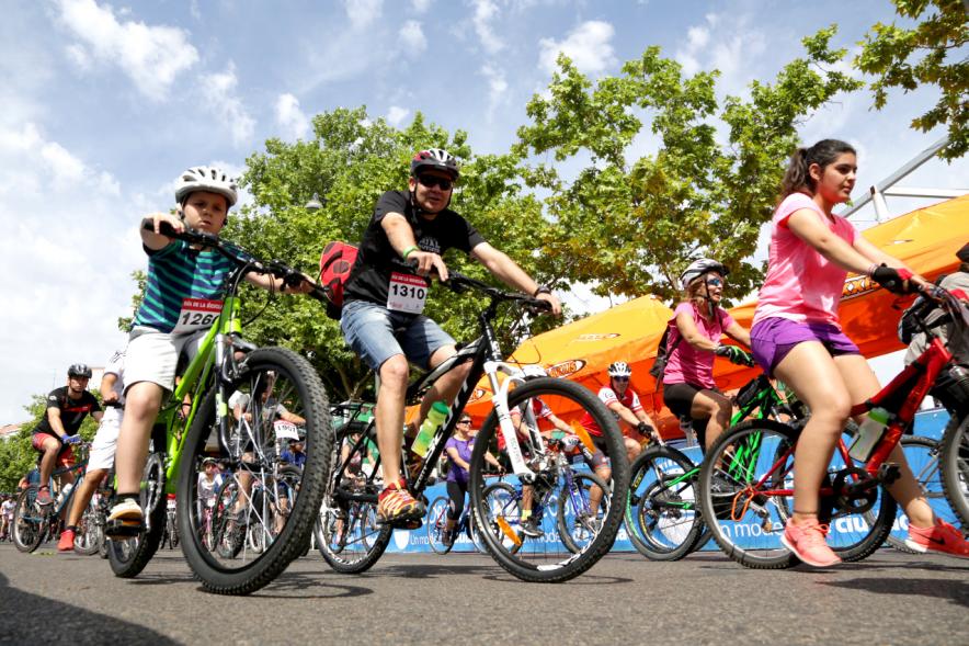 Día de la Bicicleta - Los corredores saludando.