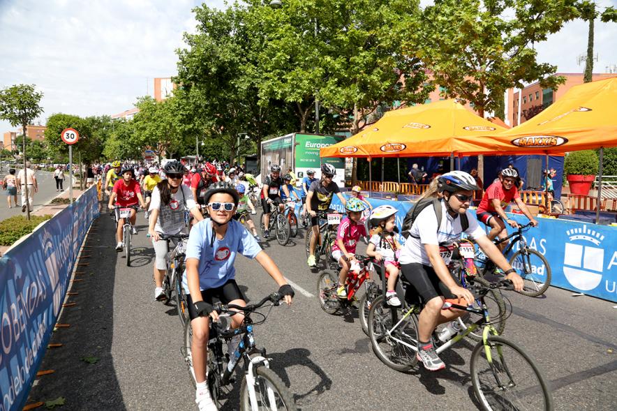 Día de la Bicicleta -Los corredores saludando.