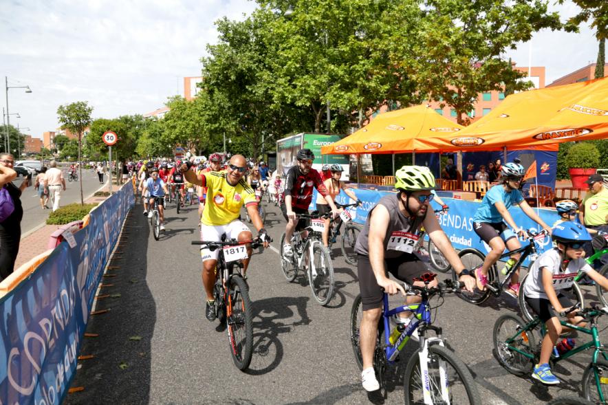 Día de la Bicicleta - Los corredores saludando.