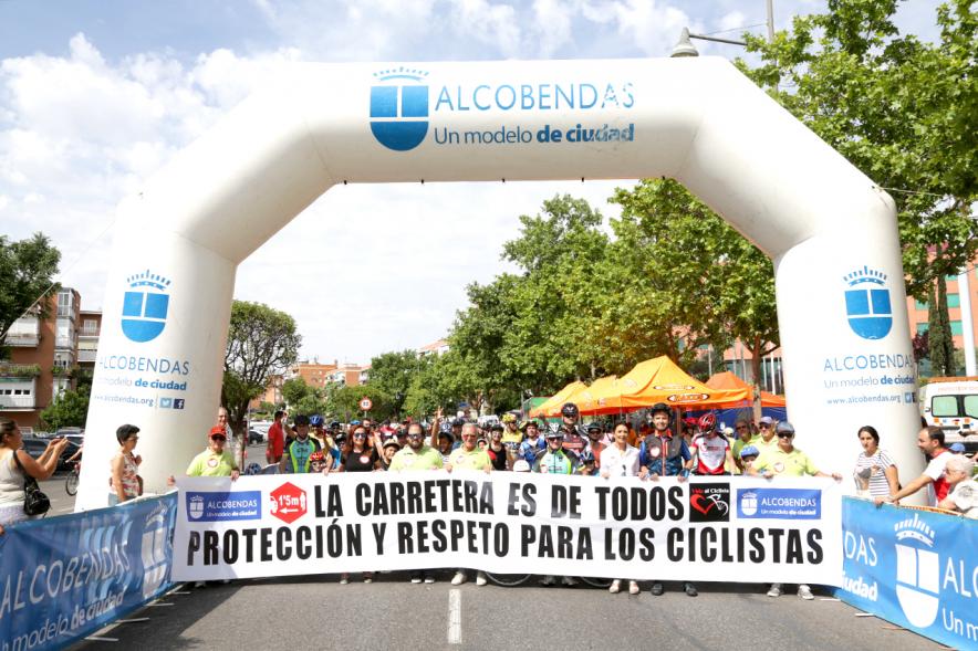 Día de la Bicicleta - Salida con la pancarta de la carrera.