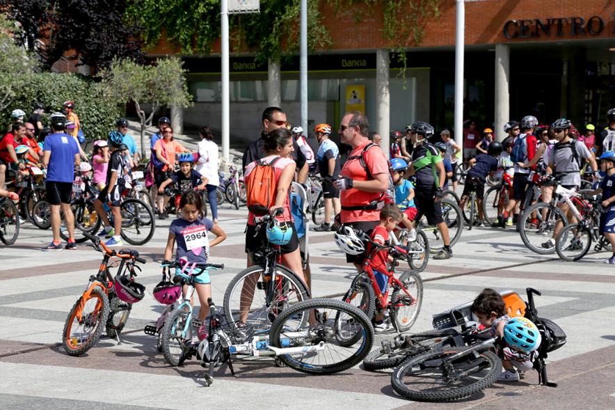 Día de la Bicicleta -  Los participantes preparándose.