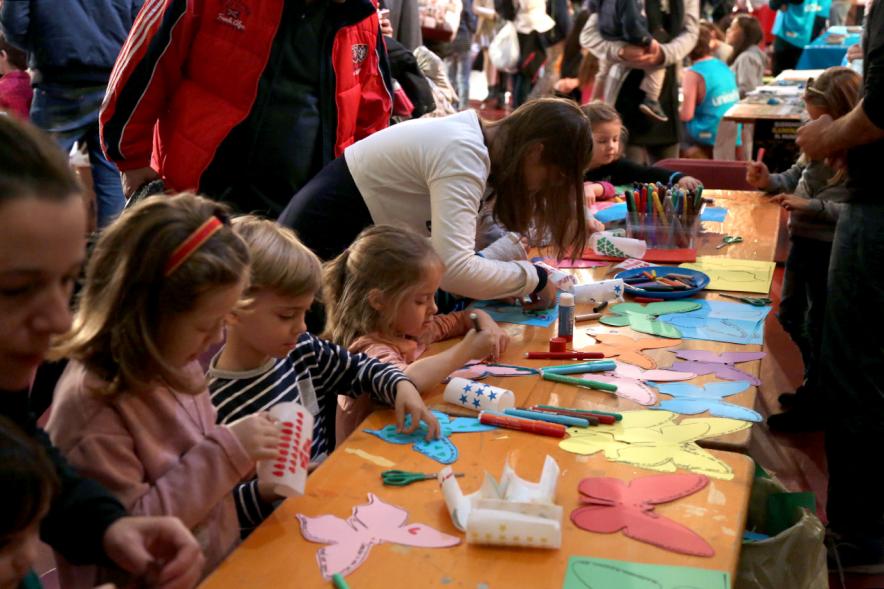 Día de la Infancia 2016 en La Esfera - Imagen de grupo de niños participando en los actos.