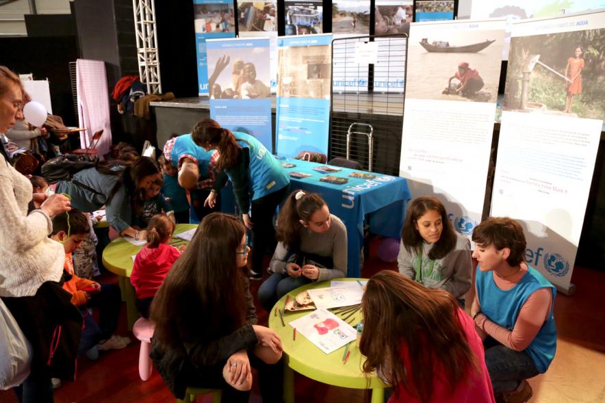 Día de la Infancia 2016 en La Esfera - Imagen de grupo de niños participando en los actos.
