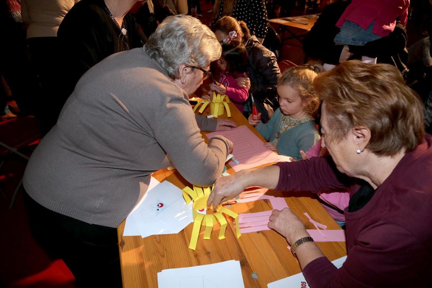 Día de la Infancia 2016 en La Esfera - Imagen de mayores y niños participando en las actividades.