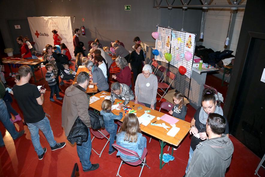 Día de la Infancia 2016 en La Esfera - Imagen de mayores y niños participando en las actividades.