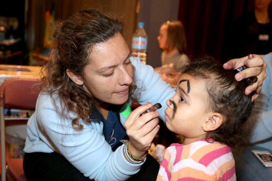 Día de la Infancia 2016 en La Esfera - Imagen de una persona mayor y niño participando en las actividades.