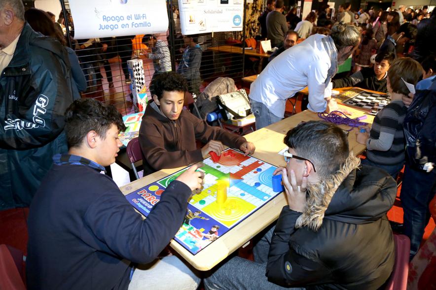 Día de la Infancia 2016 en La Esfera -Imagen de jóvenes participando en juegos de mesa.