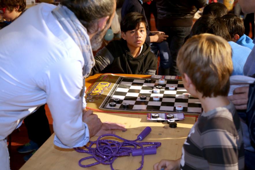 Día de la Infancia 2016 en La Esfera - Imagen de jóvenes participando en juegos de mesa.