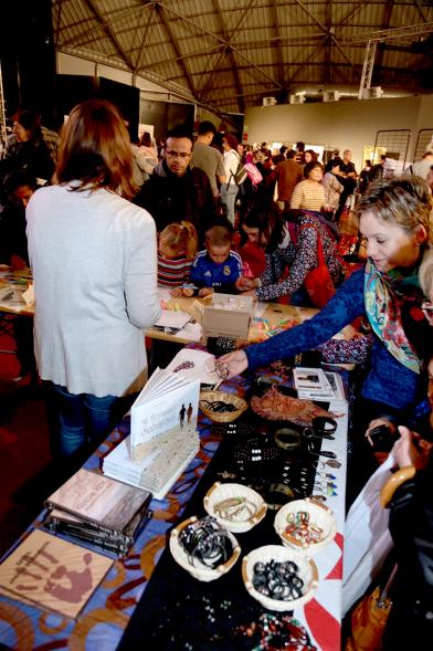 Día de la Infancia 2016 en La Esfera - Imagen de un stand con diferentes objetos.