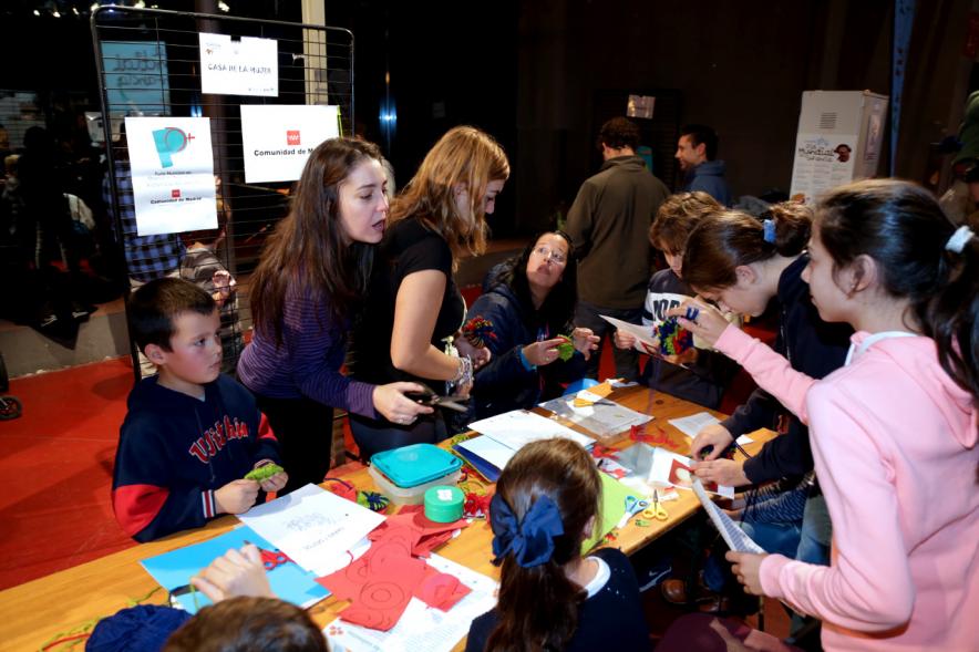 Día de la Infancia 2016 en La Esfera - Imagen de grupo de niños participando en los actos.
