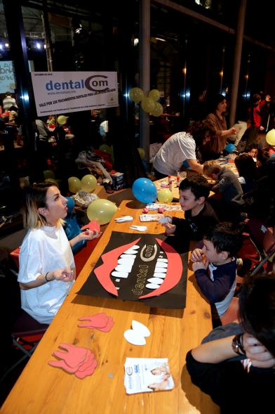 Día de la Infancia 2016 en La Esfera - Imagen de jóvenes participando en juegos de mesa.