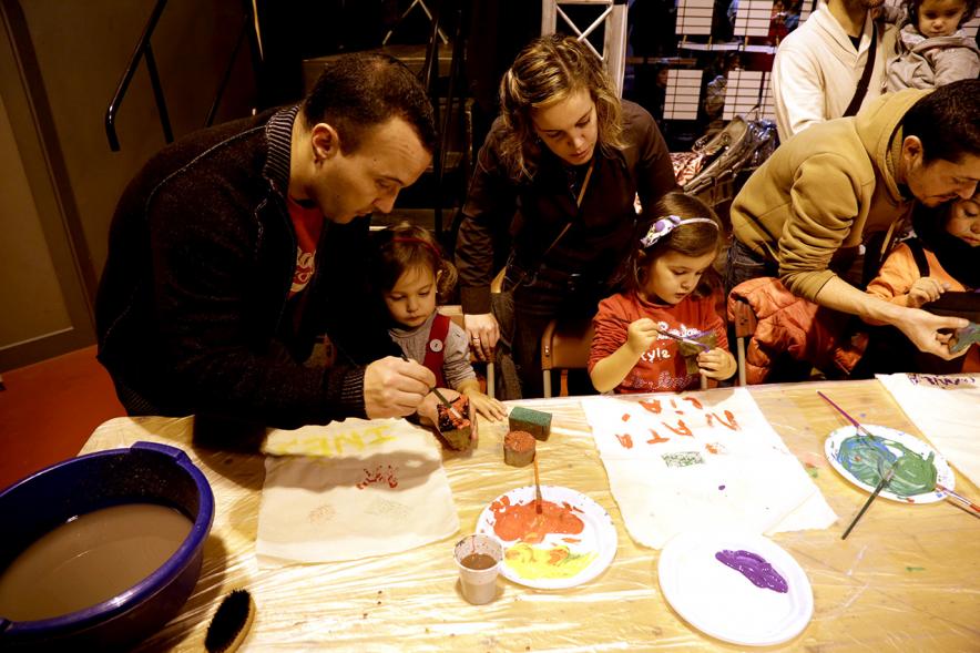 Día de la Infancia 2016 en La Esfera - Imagen de mayores y niños participando en las actividades.
