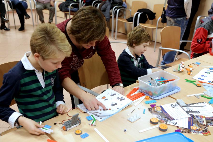 Día de la Infancia 2016 en La Esfera - Imagen de niños participando en diversas actividades.