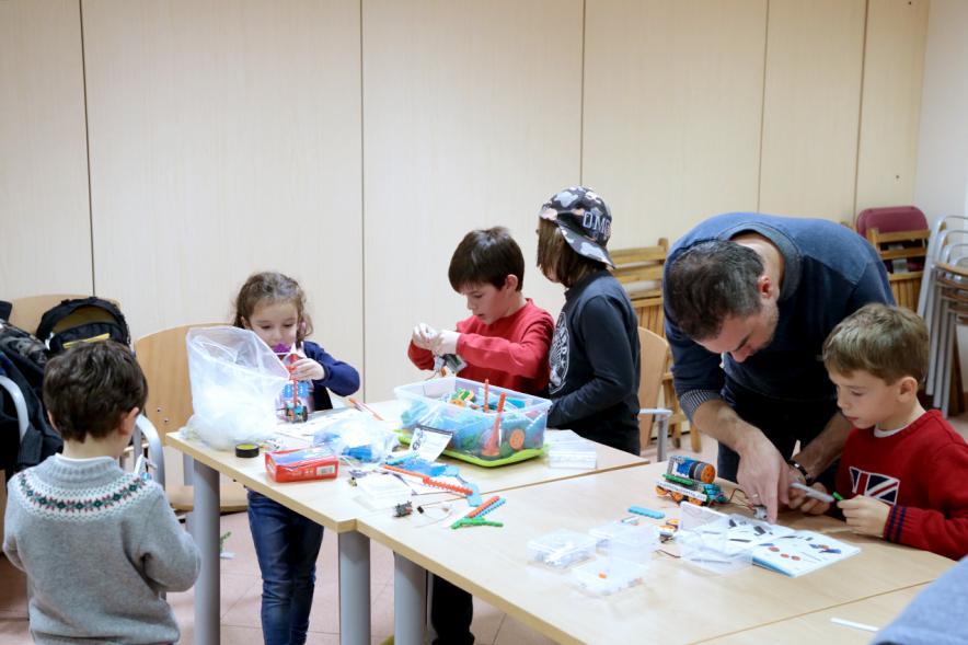 Día de la Infancia 2016 en La Esfera - Imagen de niños participando en diversas actividades.