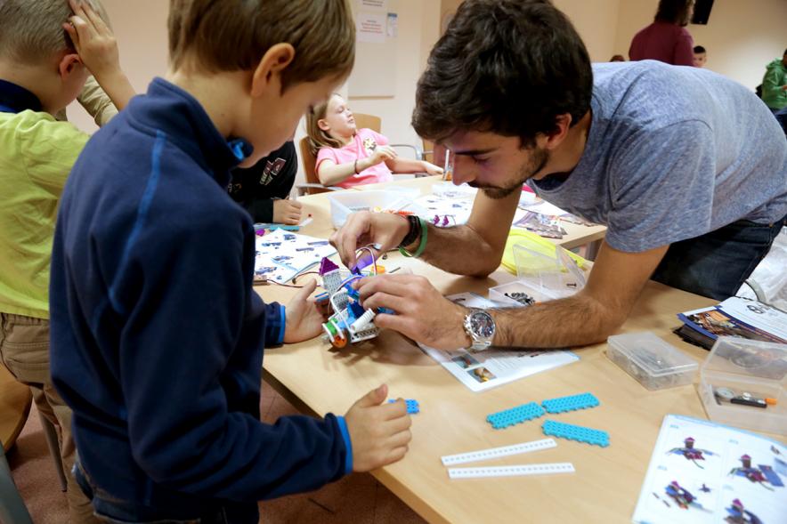 Día de la Infancia 2016 en La Esfera - Imagen de niños participando en diversas actividades.