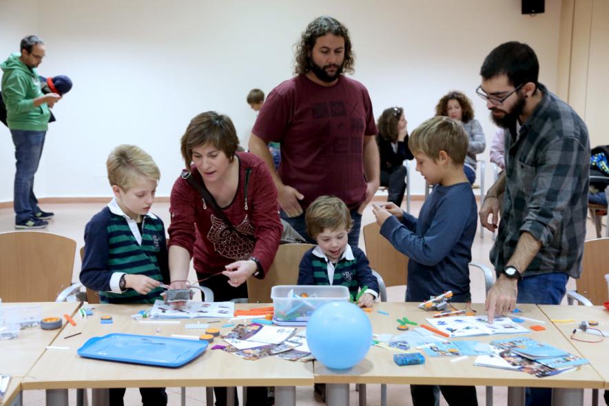 Día de la Infancia 2016 en La Esfera - Imagen de mayores y niños participando en las actividades.