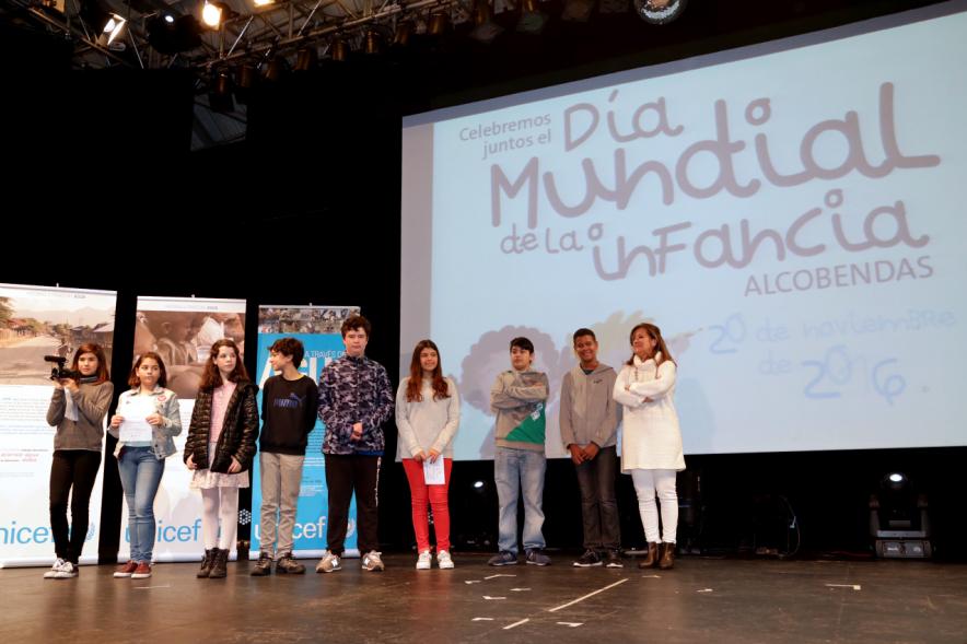 Día de la Infancia 2016 en La Esfera -  Imagen de jóvenes en el escenario del día mundial de la infancia.
