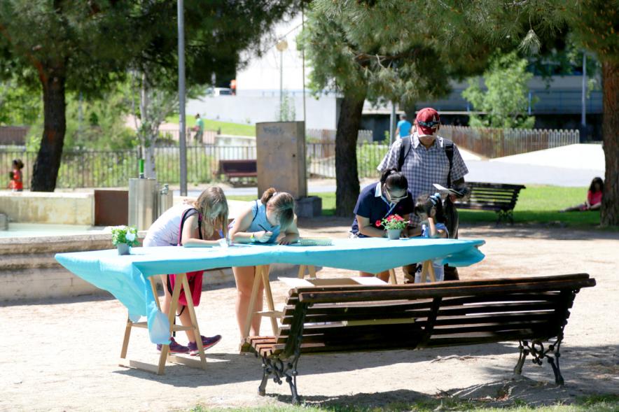 Día del Medio Ambiente y Actividades de Mayores en el Arroyo de la Vega - Imagen de niñas realizando una actividad, en este caso dibujar.